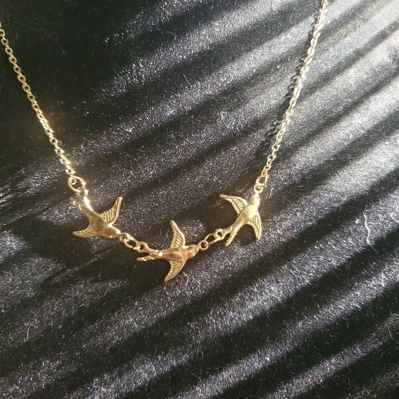 ! Dainty Bird Necklace! - Picture 2 of 3